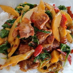 กะเพราหมูกรอบหน่อไม้