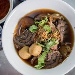 ก๋วยเตี๋ยว หรือเกาเหลาน่องลาย ลูกชิ้นเนื้อ