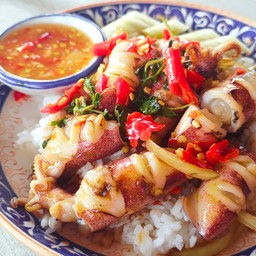 ข้าวกระเพราหมึกไข่