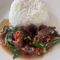 ข้าวราดกระเพราเนื้อเค็มทอด