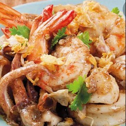 ทะเลกระเทียมพริกไทยราดข้าว