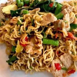 มาม่าผัดขี้เมาหมู