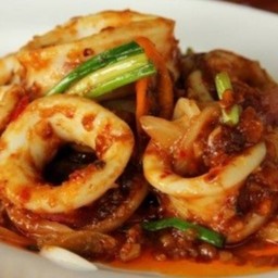 ผัดพริกแกงปลาหมึกราดข้าว