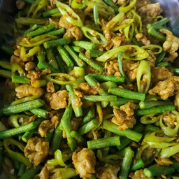 ผัดพริกแกงไก่