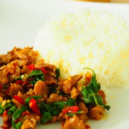 กระเพราเนื้อผัดพริกแห้ง