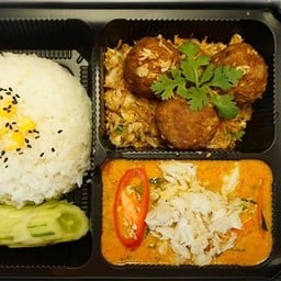 แกงคั่วเนื้อปู+หมูสับทอดกระเทียม