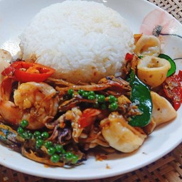 ผัดฉ่าทะเล ราดข้าว