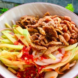 ยำมะม่วงปลากรอบ