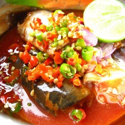 ข้าวยำปลากระป๋องไข่ ( ต้มหรือเจียวเลือกได้เลย)