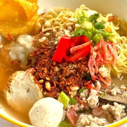 ก๋วยเตี๋ยว & ข้าวหมูทอดกระเทียมพริกสด by คุณหน่อย