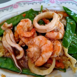 ผัดผักรวมมิตรใส่ถั่วลันเตาทะเลเป็นกับข้าว