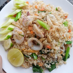 ข้าวผัดปลาหมึก