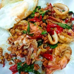 กระเพารวมมิตร+ไข่ดาว(ราดข้าว)