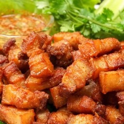 สามชั้นทอดน้ำปลา