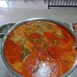 ขนมจีนน้ำยากะทิไก่ผักสด