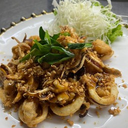 ปลาหมึกไข่ทอดกระเทียม