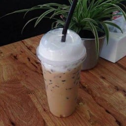 Aom Tea&Coffe เรียบทางรถไฟเส้นหลังโรงบาลพุธ