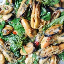 เนื้อหอยแมงภู่ผัดกะเพรา กับข้าว