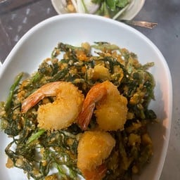 ยำผักบุ้งกรอบ