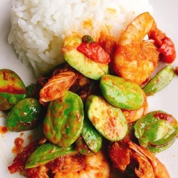 ผัดเครื่องแกงสตอกุ้งราดข้าว