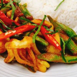 พัดพริกแกงปลาหมึก ไข่ดาวราดข้าว