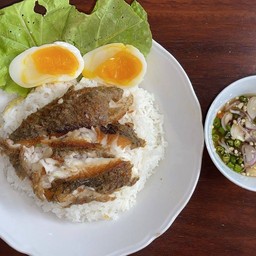 ข้าวหน้าปลานิลแกะไข่ต้ม