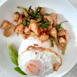 กระเพราหมูยอ ไข่ดาวราดข้าว