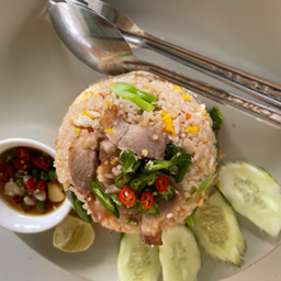 ข้าวผัดหมูกรอบ