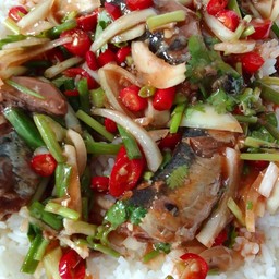 ข้าวราดยำปลากระป๋อง