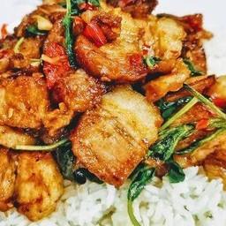 กระเพราหมูสามชั้น ราดข้าว