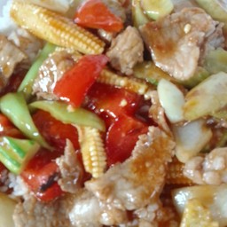 ข้าวราดผัดเปรี้ยวหวานหมูชิ้น