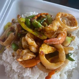 ผัดพริกแกงทะเลราดข้าว