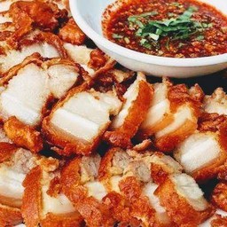 สามชั้นทอดน้ำปลา น้ำจิ้มแจ่ว (กับข้าว)