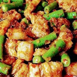 ผัดพริกแกงหมูสามชั้น ราดข้าว