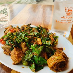 ผัดเผ็ดกระดูกหมูอ่อนใบยี่หร่า