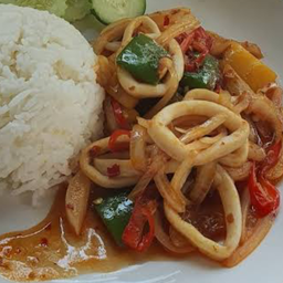 ข้าวปลาหมึกผัดพริกแกง
