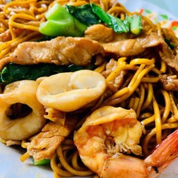 ผัดซีอิ้วรวมมิตรหมี่เหลือง