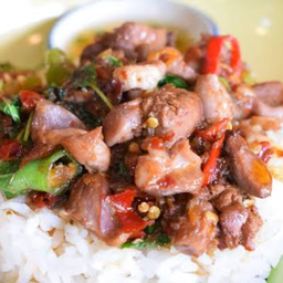 ข้าวกะเพราเครื่องในไก่