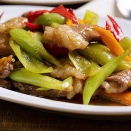 ข้าวเนื้อผัดพริกหยวก