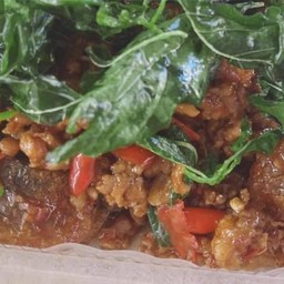 กะเพราหมูสับไข่เยี่ยวม้าราดข้าว