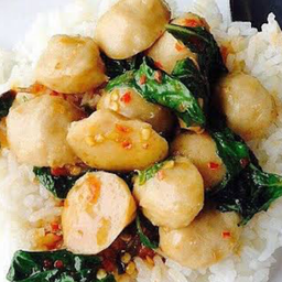 ข้าวกะเพราลูกชิ้นปลา