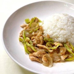 ผัดพริกอ่อนราดข้าว