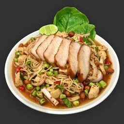 ยำขนมจีนคอหมูทอดทรงเครื่อง