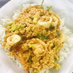 ผัดผงกระหรี่ทะเลราดข้าว