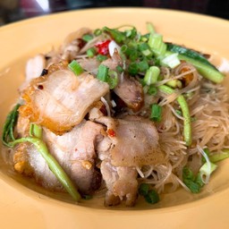 เส้นหมี่ ผัดกระเฉดหมูกรอบ