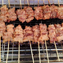 หมูปิ้ง ไส้อั่ว ยายกล @หน้าตลาดอุ๊ยทา(ใกล้ๆกับร้านpizzacompany)