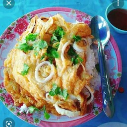 ไข่เจียวปลาหมึกราดข้าวร้อนๆพร้อมทานจ้า