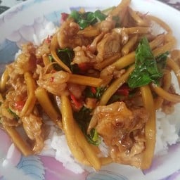 กะเพาเนื้อหน่อไม้