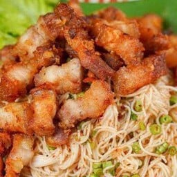 ยำขนมจีนหมูกรอบทรงเครื่องปลาร้า