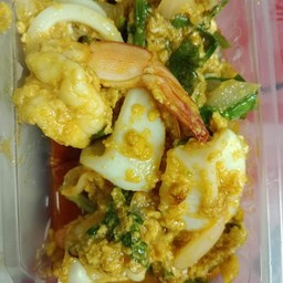 ผัดผงกระหรี่ทะเลราดข้าว